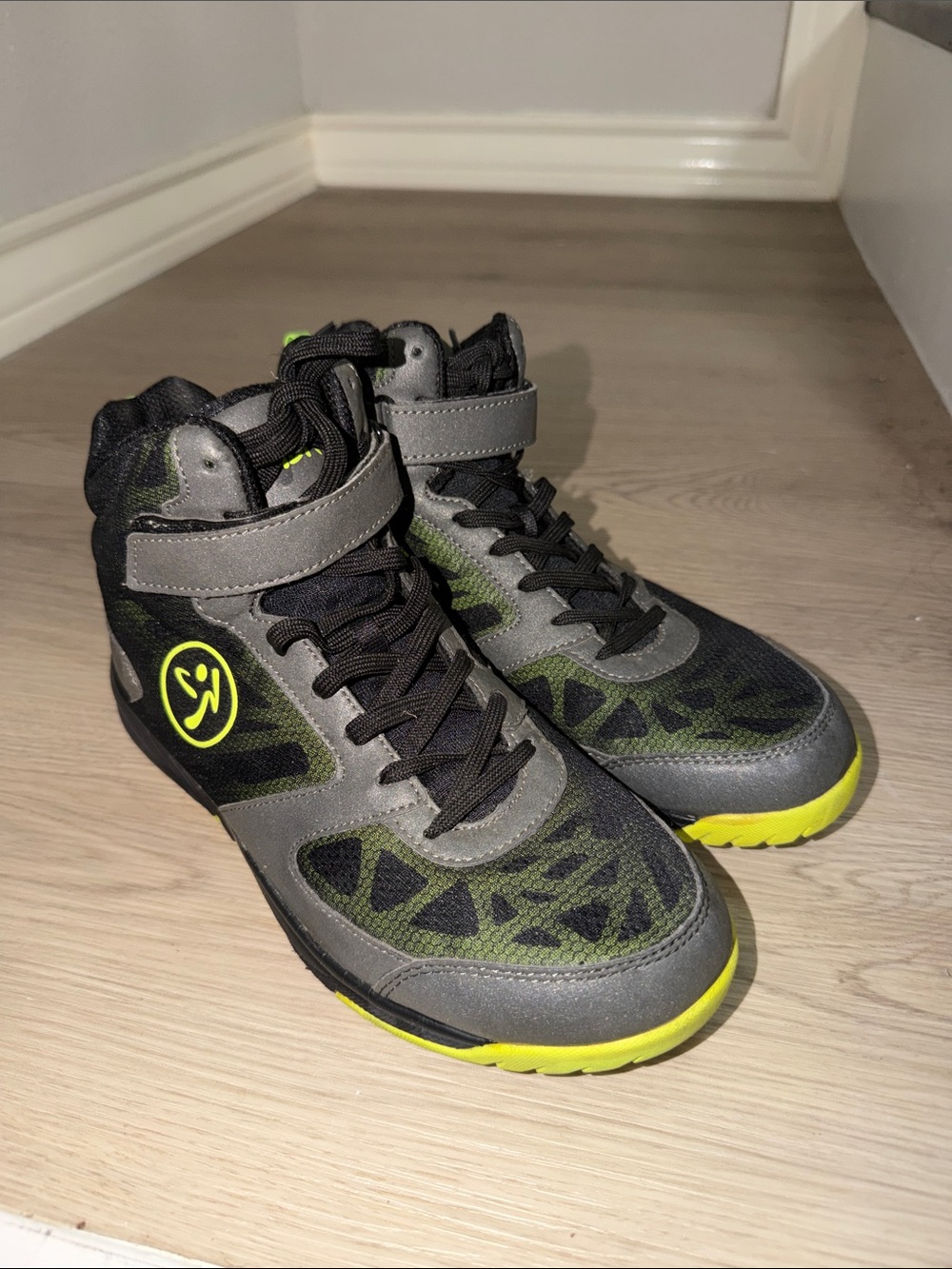Zumba women’s shoes Black & Green High-Top Sneakers Sz 8.5